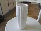 Hvid vase med riller 