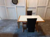 Bord med 2 stole