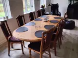 Spisebord i masiv fyretræ med 8 stole