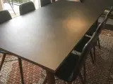 Bolia spisebord med seks stole