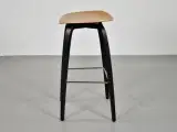 Barstol med sæde af træ og sort stel - 2