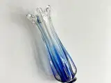 Organisk glasvase m blå bund - 2