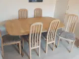 Skovby spisebord med 2 tillægsplader og 6 stole