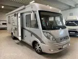 2013 - Hymer B 698   ANVISNINGSBIL! FLOT helintegreret Hymer med Queensbed - 4500kg - Solceller, Hydrauliske støtteben, Inverter - 4