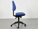 Kinnarps 6000 kontorstol med blå polster og sort stel - 4