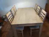 Spisebord med 6 stole som nyt