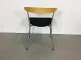 Efg bondo konferencestol med sort polstret sæde, grå stel, mørk ahorn ryglæn med lille armlæn - 3