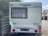 2013 - Adria Altea 390 PS   LAV EGENVÆGT KUN 800 KG, PERFEKT TIL EL-BILER. Yderst velholdt vogn, m/MOVER og Isabella fortelt. - 4