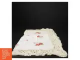 Broderet dug med blondekant (str. 50 x 50 cm) - 2