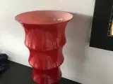 Rød høj vase
