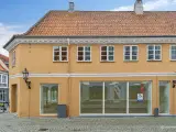 Hjørnebutik på gågaden i Nyborg. Mindre butik og stor facade. - 2
