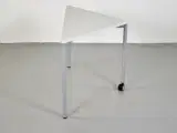 Hjørnebord med lysegrå laminat og et hjul - 2