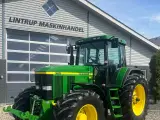 John Deere 7710 8.1L motor, store hjul og frontlift. En ejeres velholdt gård traktor. - 2