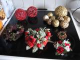 Dekorationstilbehør og blomsterkranse