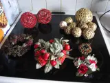 Dekorationstilbehør og blomsterkranse