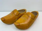 Et sæt vintage træsko