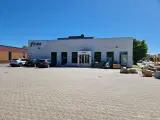 Synligt beliggende butik/showroom med moderne faciliteter og fri parkering - 2