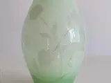 Grøn og hvid glasvase m blomsterdeko, NB - 4