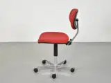 Fritz hansen kontorstol med rødt polster og blankt stel - 2
