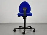 Häg kontorstol med blå polster og sort stel - 3