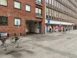 🚗 Fast parkeringsplads i aflåst p-kælder – midt i Indre By - 2
