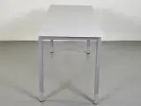Kinnarps skrivebord med hvid plade på grå ben - 4