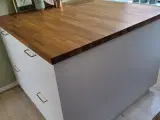 Ny køkkenø med massiv egetræsbordplade 
