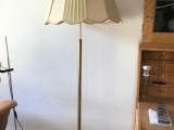 Standerlampe med stor skærm. 