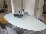 Spisebord i hvidlaminat og crom
