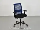 Steelcase think kontorstol med sort sæde og ryg i blå mesh