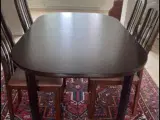 Spisebord med stole og skænk 