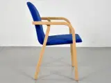 Konferencestol af bøg med blå polstret sæde og ryg - 4