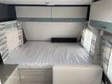 2023 - Dethleffs C'joy 420 QSH   Fin let lille rejsevogn med god plads fra Hinshøj Caravan A/S - 2