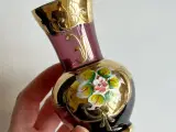 Lilla glas med gulddeko og blomst - 2
