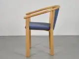 Magnus olesen konferencestol i bøg, med lyseblå polster på sæde og ryg - 4