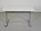 Scan office hæve-/sænkebord med hvid laminat, gråt stel og kabelbakke, 120 cm. - 3