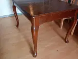 Mørkbejdset spisebord med svungne ben