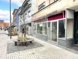 CENTRALT OG GODT BELIGGENDE BUTIKSLOKALER UDLEJES - 2