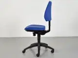 Kinnarps 6000 kontorstol med blå polster og sort stel - 2