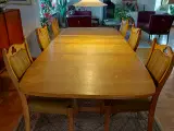 Spisebord med 6 stole 