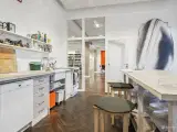 Lyst og højloftet kontor med central beliggenhed - 4