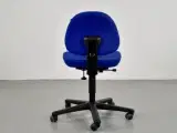 Savo kontorstol med blå polster og sort stel. - 3