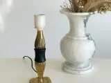 Bordlampe, riflet messing, midte af sortmalet træ