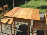 Antik bord med stole.