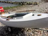 Sejljolle med rødt sejl - 5