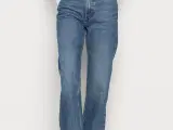 Rowe Extra High Straight Jeans fra WEEKDAY