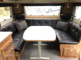 2012 - Cabby Comfort 740+ LT   Velholdt enkeltsengsvogn med godt læder fra Hinshøj Caravan - 2