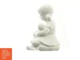 Porcelænsfigur af lille pige med dukke (str. 11 cm) - 2