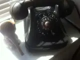 Sort bakelit telefon med drejeskive