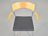 Randers radius cirkum konference-/mødestol med grå sæde og ahorn ryg-/armlæn - 5